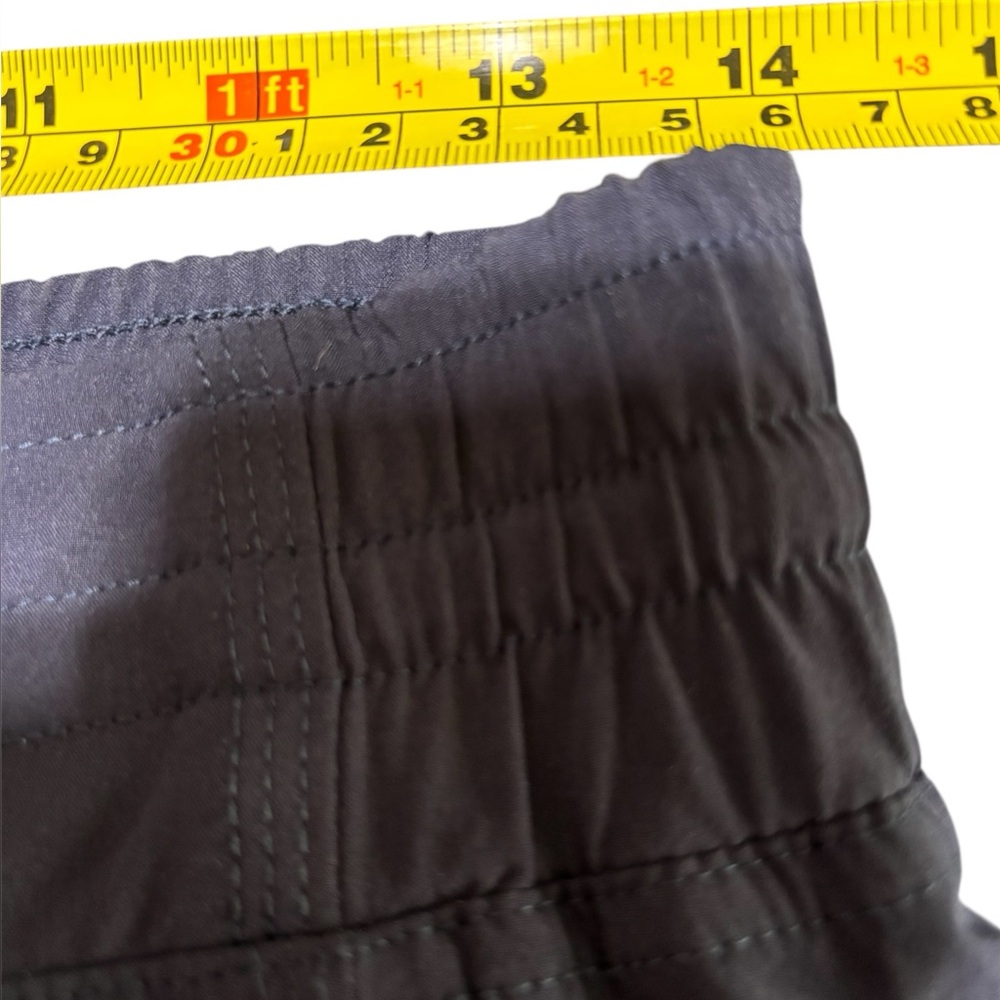 Blue Capri Pants with Elastic Waistband and Fitted Silhouette - Picture 6 of 7